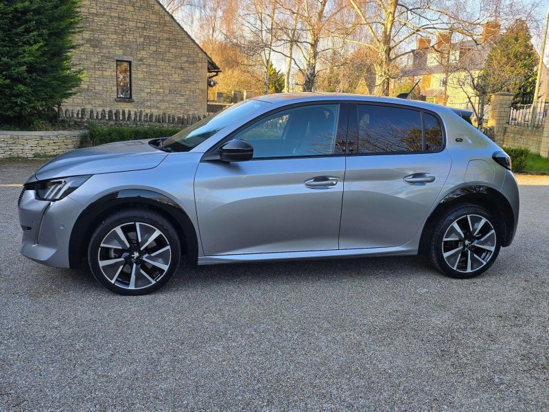 PEUGEOT E-208