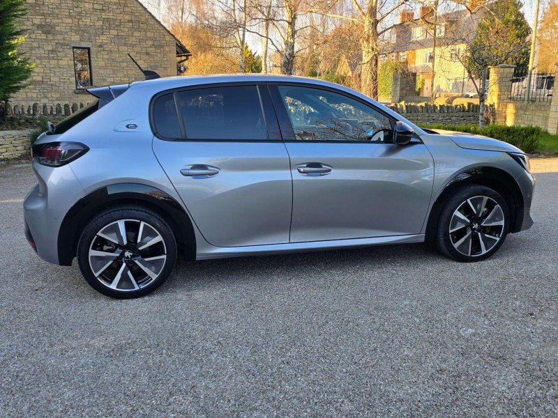 PEUGEOT E-208