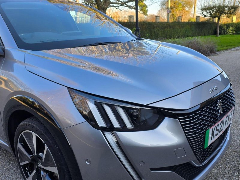 PEUGEOT E-208