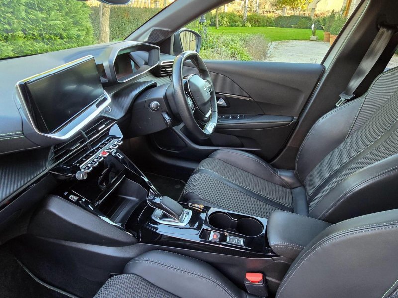 PEUGEOT E-208