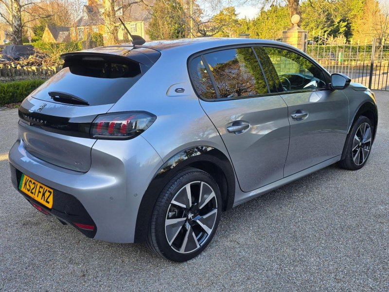 PEUGEOT E-208
