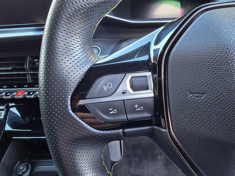 PEUGEOT E-208