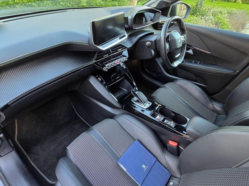 PEUGEOT E-208