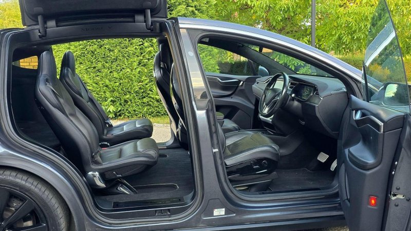 TESLA MODEL X