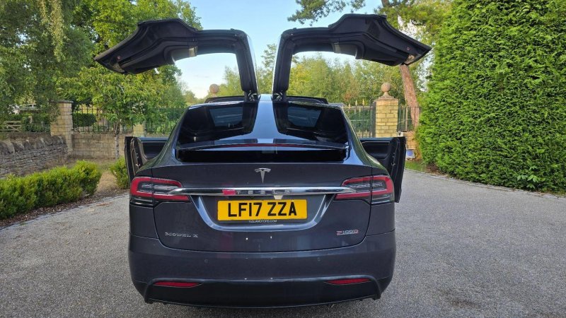 TESLA MODEL X